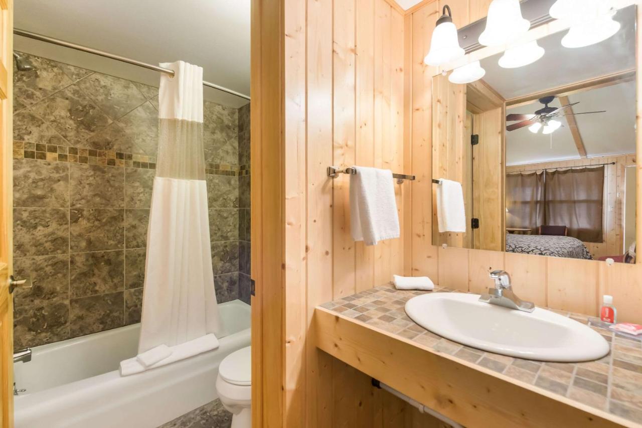 Econo Lodge Rice Lake Dış mekan fotoğraf